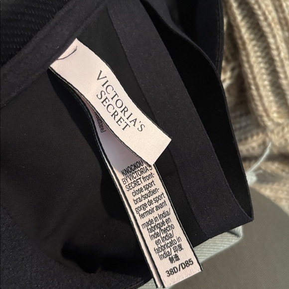 Victoria's Secret Knockout Front Close High Support Sport Bra size 38D - Picture 5 of 5